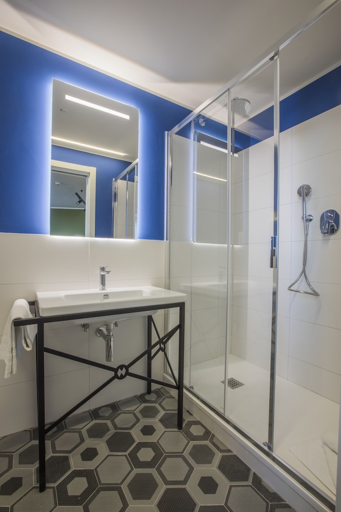 Habitación Clásica Superior del hotel Mercure Roma Cinecittà. Foto 13