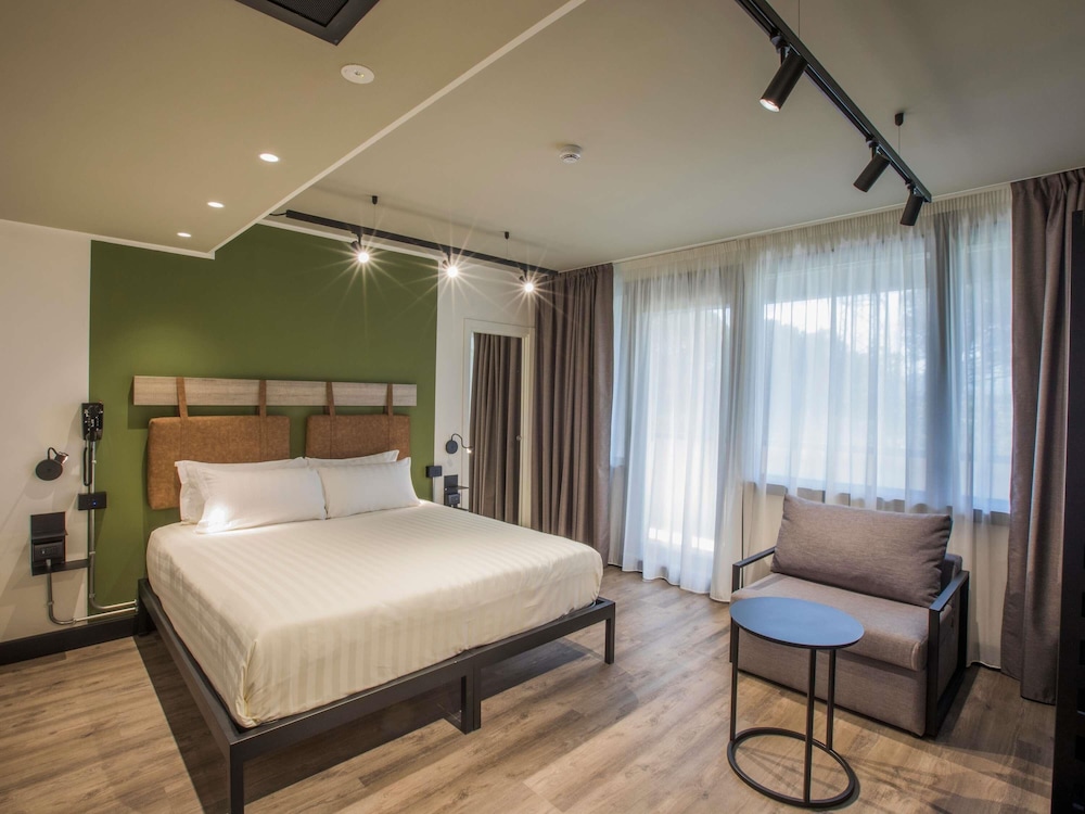 Habitación Superior con 1 cama doble, 1 sofá - cama y balcón del hotel Mercure Roma Cinecittà. Foto 4