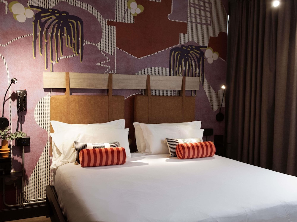 Habitación Superior con 1 cama doble, 1 sofá - cama y balcón del hotel Mercure Roma Cinecittà. Foto 10