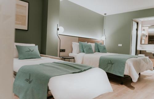 Habitación triple Sofá Cama incluido 2 Camas individuales del hotel Catalina Plaza. Foto 1