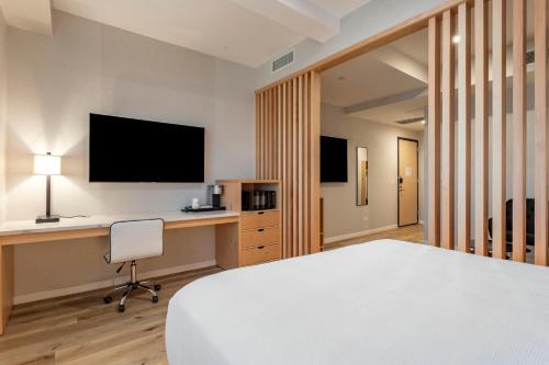 Suite Estudio con bañera adaptada para personas con movilidad reducida - Cama grande del hotel Best Western Plus Soho. Foto 3