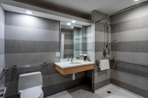 Habitación con ducha a ras de suelo adaptada para personas con movilidad reducida - Cama grande del hotel Best Western Plus Soho