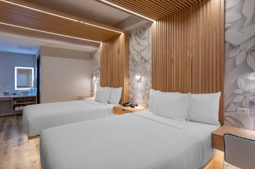 Habitación Doble Estándar con 2 camas dobles del hotel Best Western Plus Soho. Foto 3