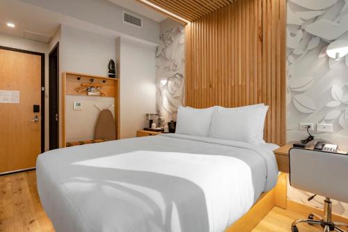 Habitación con cama grande del hotel Best Western Plus Soho. Foto 1