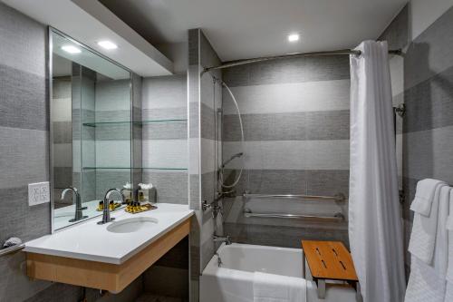 Habitación con cama grande y bañera adaptada para personas con movilidad reducida del hotel Best Western Plus Soho. Foto 1
