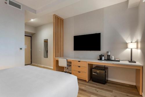 Habitación con cama grande y bañera adaptada para personas con movilidad reducida del hotel Best Western Plus Soho. Foto 2