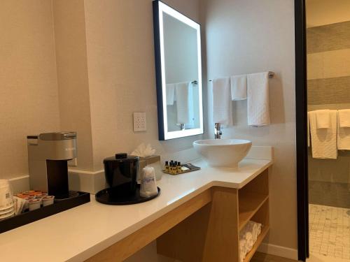 Habitación Doble Estándar con 2 camas dobles del hotel Best Western Plus Soho. Foto 1