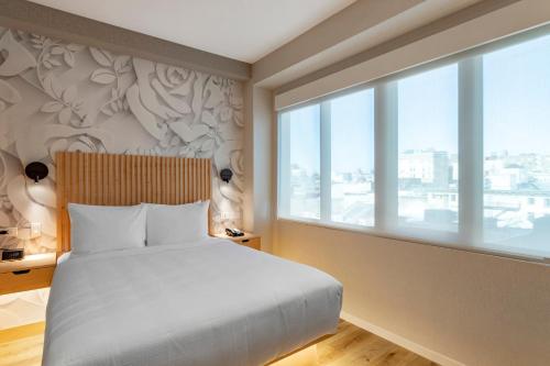 Habitación con ducha a ras de suelo adaptada para personas con movilidad reducida - Cama grande del hotel Best Western Plus Soho. Foto 1