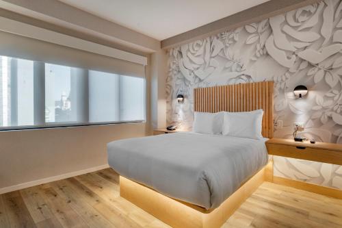 Habitación con ducha a ras de suelo adaptada para personas con movilidad reducida - Cama grande del hotel Best Western Plus Soho. Foto 3