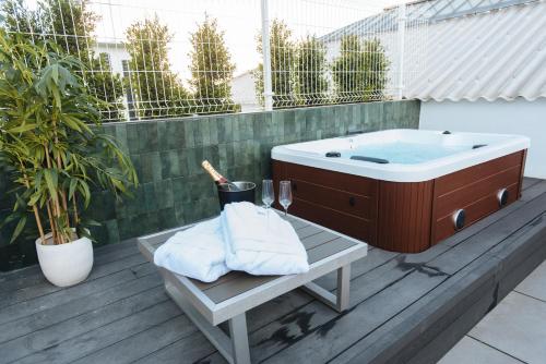 Suite con Jacuzzi privado del hotel Guadalupe 15 Apartments Sevilla. Foto 5