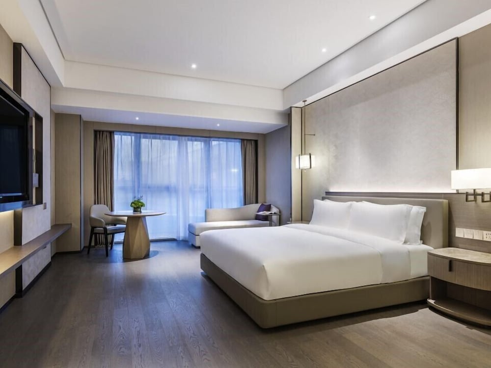 Habitación superior, 1 cama de matrimonio grande del hotel Grand Mercure Shanghai Lingang