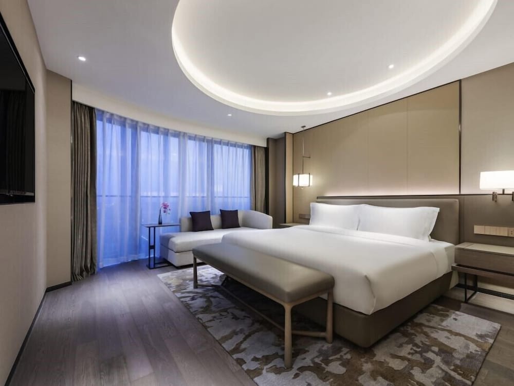 Suite Deluxe, 1 cama de matrimonio grande del hotel Grand Mercure Shanghai Lingang. Foto 2