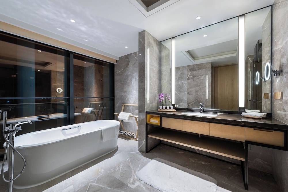 Suite, 1 cama de matrimonio grande del hotel Grand Mercure Shanghai Lingang. Foto 2