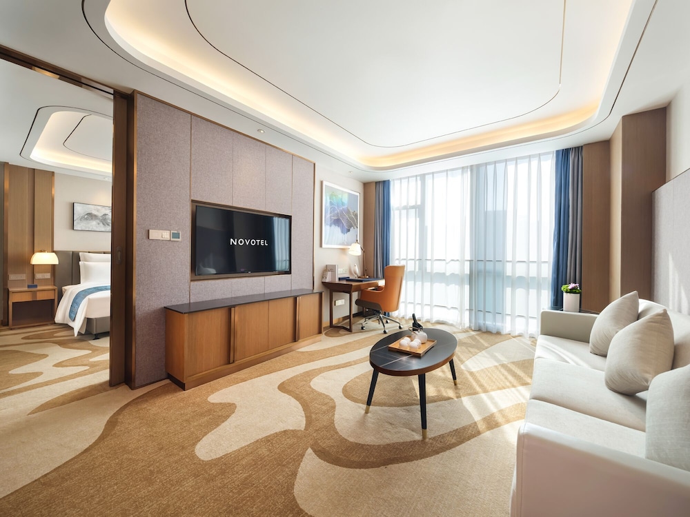 Suite Superior con 1 cama king size, Acceso al Salón del hotel Novotel Changsha Intl Exhibition Center. Foto 3