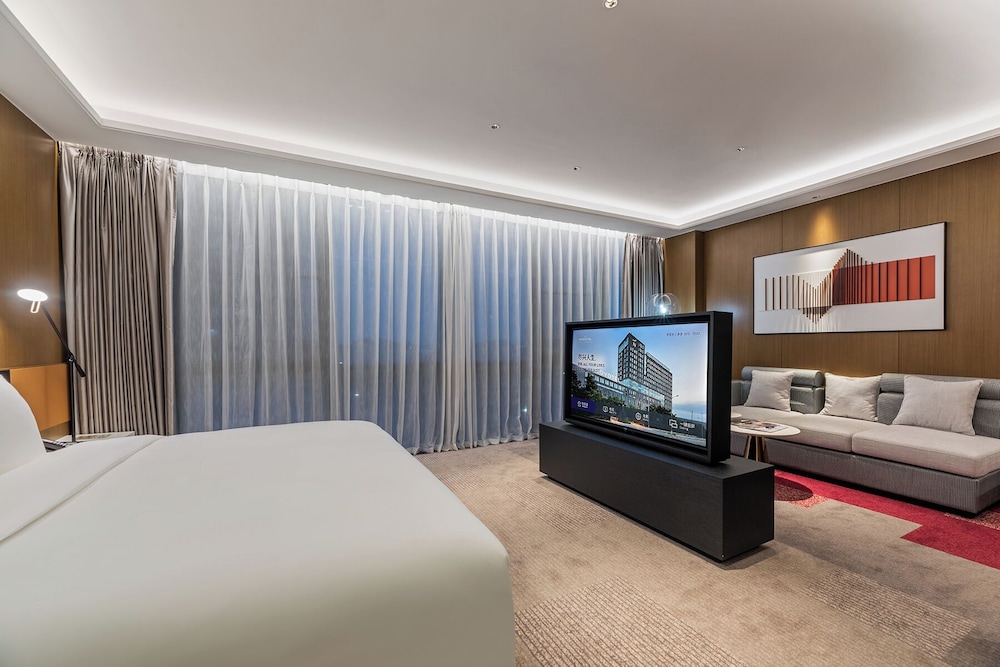 Habitación Deluxe, 1 cama de matrimonio grande del hotel Novotel Dongguan Songshan Lake. Foto 1