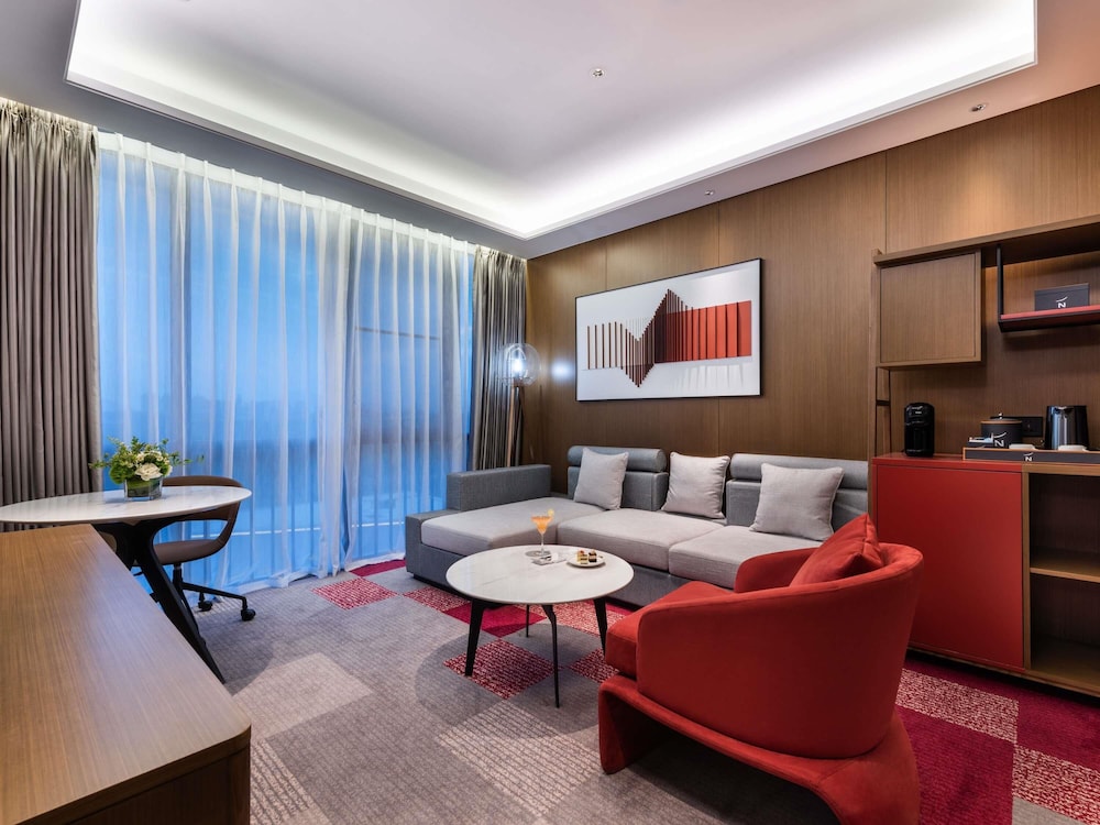 Suite Deluxe, 1 cama de matrimonio grande del hotel Novotel Dongguan Songshan Lake. Foto 3
