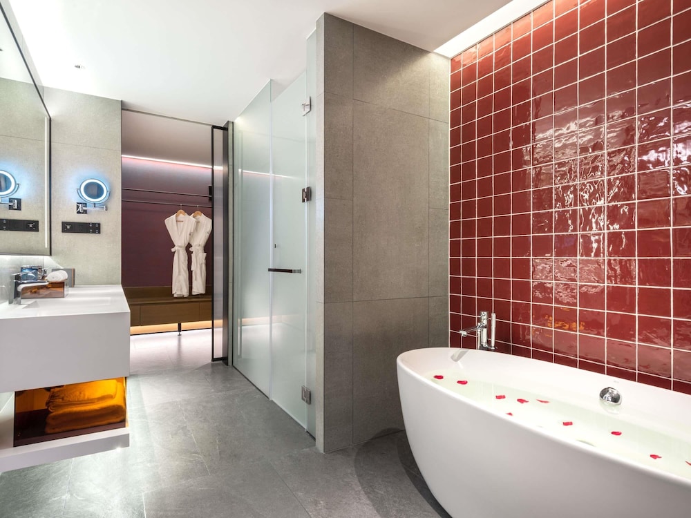 Suite, 1 cama de matrimonio grande (Privilege) del hotel Novotel Dongguan Songshan Lake. Foto 1