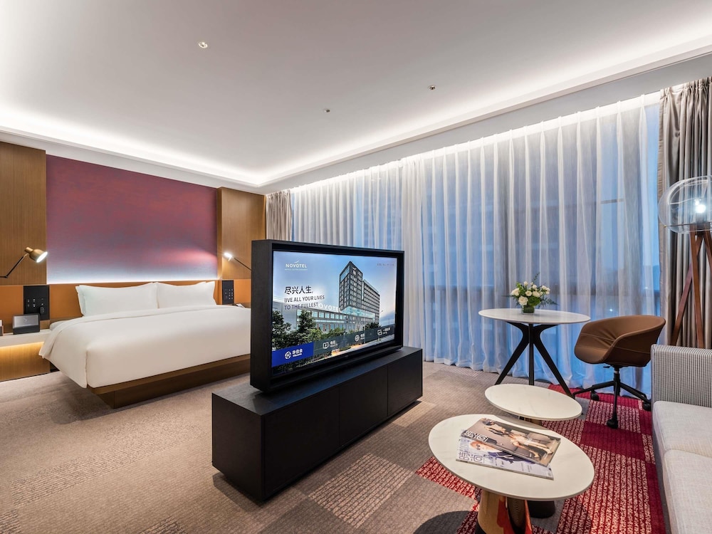 Suite, 1 cama de matrimonio grande (Privilege) del hotel Novotel Dongguan Songshan Lake. Foto 2