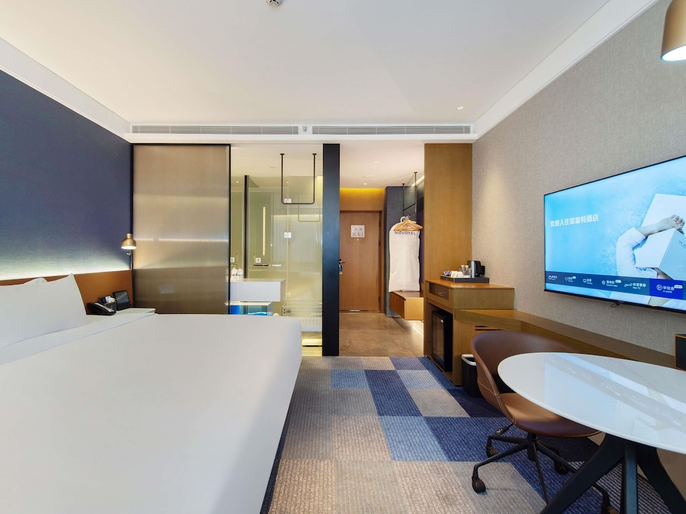 Habitación superior, 1 cama de matrimonio grande del hotel Novotel Dongguan Songshan Lake. Foto 1