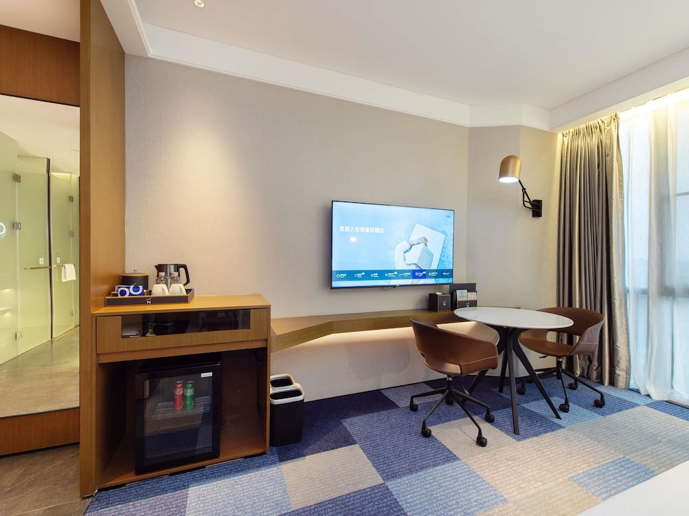 Habitación superior, 1 cama de matrimonio grande del hotel Novotel Dongguan Songshan Lake. Foto 2