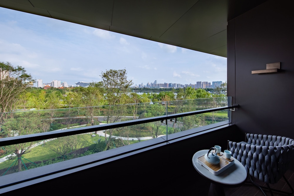 Habitación Premium, balcón, vistas al jardín del hotel Gran Melia Chengdu. Foto 4