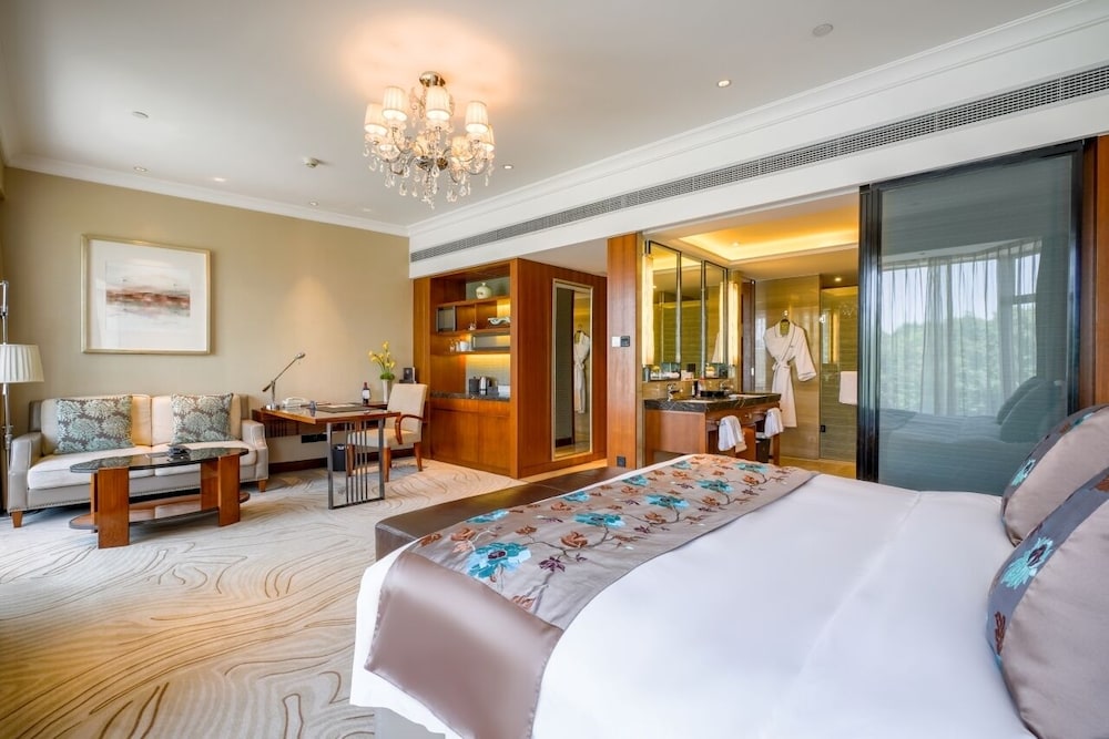 Suite junior, 1 cama king del hotel Sofitel Hangzhou Westlake. Foto 1