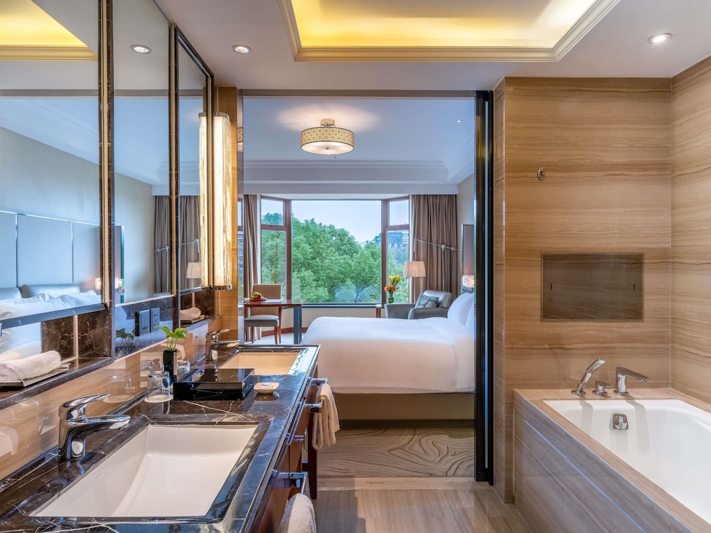 SUITE PRESTIGE, 1 Cama King del hotel Sofitel Hangzhou Westlake. Foto 9