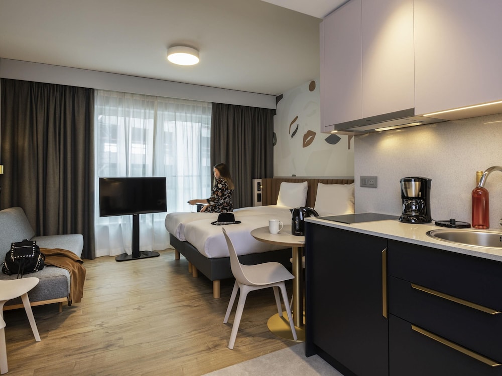 Estudio elegante para 4 huéspedes con 1 cama doble y 2 camas individuales o 4 camas individuales del hotel Adagio Access Brussels Delta. Foto 3