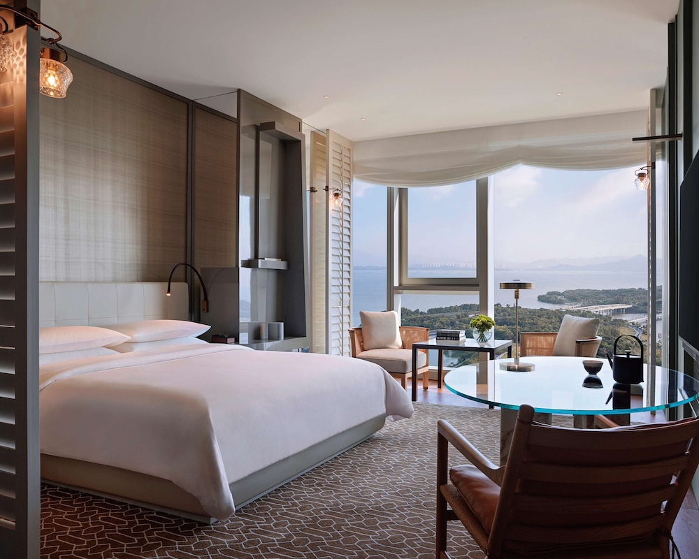 1 cama king size, vistas a la bahía del hotel Andaz Shenzhen Bay