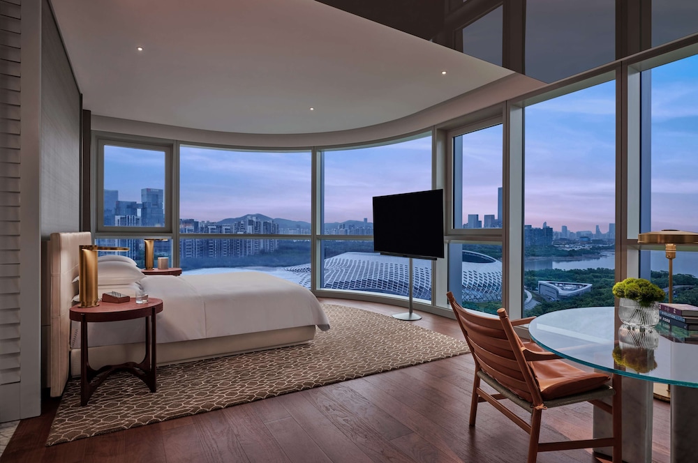 1 cama king size, vistas parciales a la bahía, Deluxe del hotel Andaz Shenzhen Bay. Foto 7