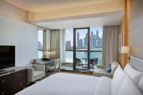 Habitación Executive con cama extragrande, vistas al mar y balcón del hotel Hilton Dubai Palm Jumeirah