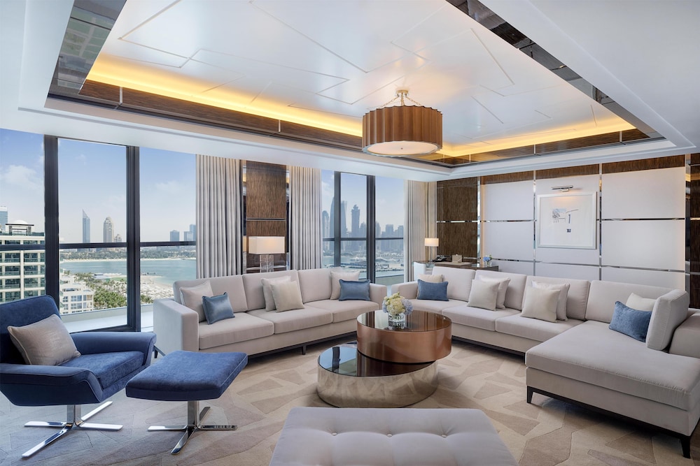 Suite Royal, balcón, vistas al mar del hotel Hilton Dubai Palm Jumeirah. Foto 4
