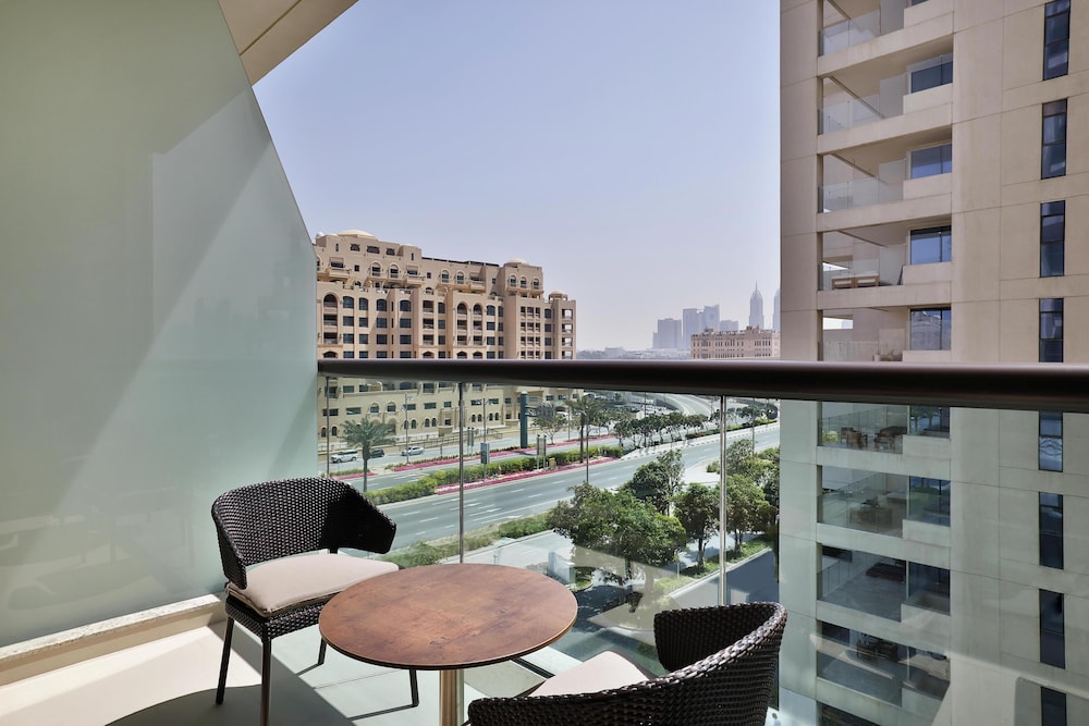 Habitación, 2 camas dobles, balcón del hotel Hilton Dubai Palm Jumeirah. Foto 3