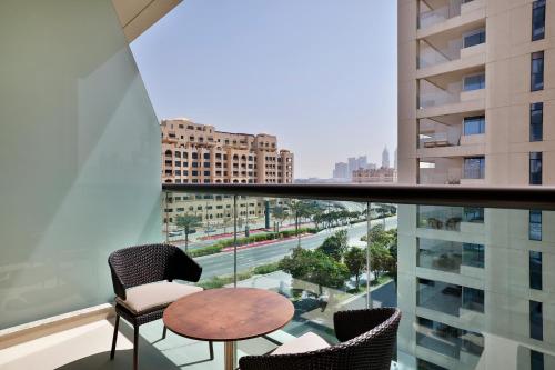 Habitación Doble con balcón y 2 camas dobles del hotel Hilton Dubai Palm Jumeirah. Foto 1