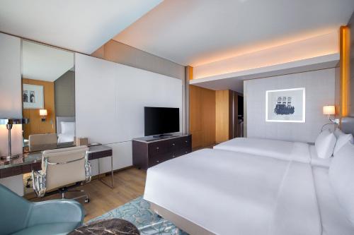 Habitación Doble con balcón y 2 camas dobles del hotel Hilton Dubai Palm Jumeirah. Foto 4