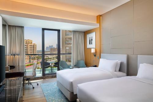 Habitación Doble con balcón y 2 camas dobles del hotel Hilton Dubai Palm Jumeirah. Foto 5