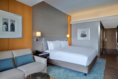 Habitación con balcón - Cama extragrande del hotel Hilton Dubai Palm Jumeirah. Foto 4