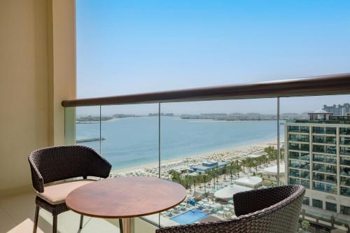 Habitación Deluxe con cama extragrande, balcón y vistas al mar del hotel Hilton Dubai Palm Jumeirah. Foto 3