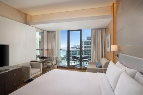 Habitación Deluxe con cama extragrande, balcón y vistas al mar del hotel Hilton Dubai Palm Jumeirah. Foto 4