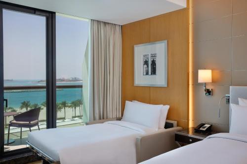 Habitación Executive con cama extragrande, vistas al mar y balcón del hotel Hilton Dubai Palm Jumeirah. Foto 4