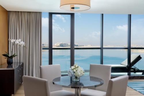 Suite Executive con vistas al mar, balcón y acceso al salón - 1 cama extragrande del hotel Hilton Dubai Palm Jumeirah. Foto 3