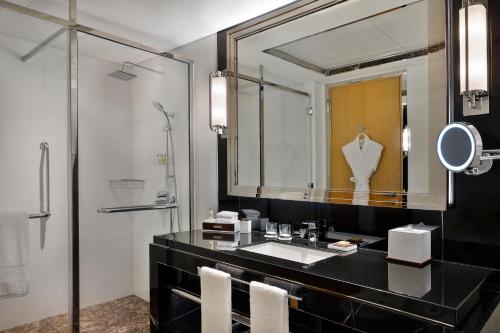 Habitación esquinera con cama extragrande y balcón del hotel Hilton Dubai Palm Jumeirah. Foto 1