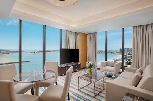 Suite de 1 dormitorio con vistas al mar, balcón y acceso al salón - 1 cama extragrande del hotel Hilton Dubai Palm Jumeirah