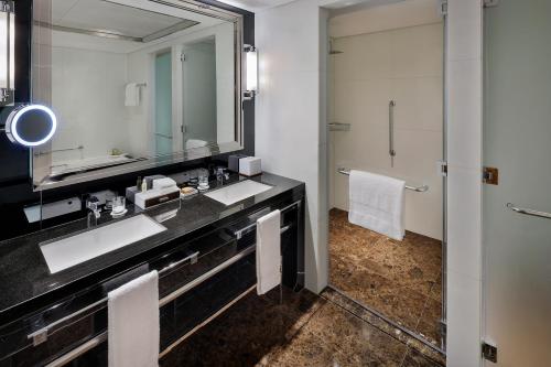 Suite de 1 dormitorio con vistas al mar, balcón y acceso al salón - 1 cama extragrande del hotel Hilton Dubai Palm Jumeirah. Foto 1