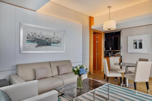 Suite de 1 dormitorio con vistas al mar, balcón y acceso al salón - 1 cama extragrande del hotel Hilton Dubai Palm Jumeirah. Foto 2