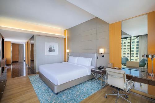 Habitación Executive esquinera con balcón y acceso al salón - 1 cama extragrande del hotel Hilton Dubai Palm Jumeirah. Foto 4