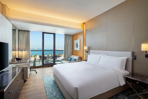 Habitación Premium con cama extragrande, balcón y vistas al mar del hotel Hilton Dubai Palm Jumeirah. Foto 4