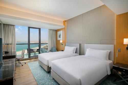 Habitación Doble Premium con balcón y vistas al mar - 2 camas dobles del hotel Hilton Dubai Palm Jumeirah. Foto 4