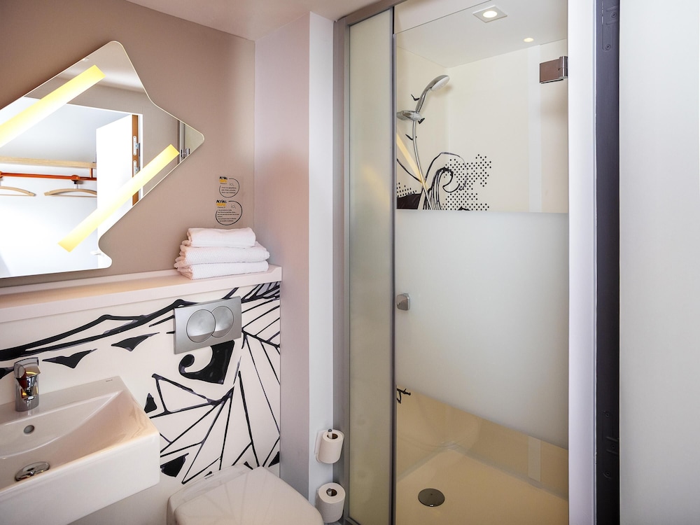 Habitación triple, varias camas del hotel Ibis Budget Cognac