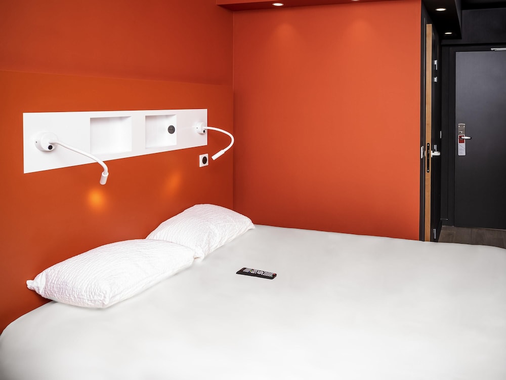 Habitación triple, varias camas del hotel Ibis Budget Cognac. Foto 2